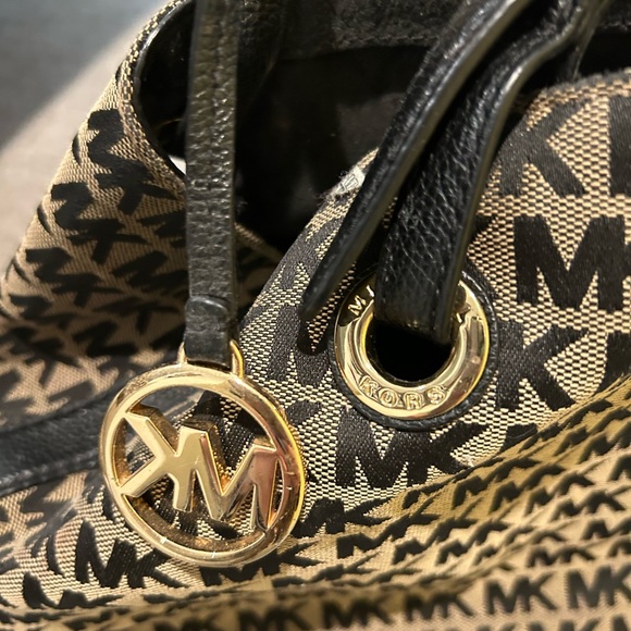 Michael Kors Signature Black and Tan Shoulder Bag - Picture 3 of 8